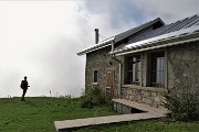 86 Seguendo il sent. 102 passiamo alla Baita con stalla